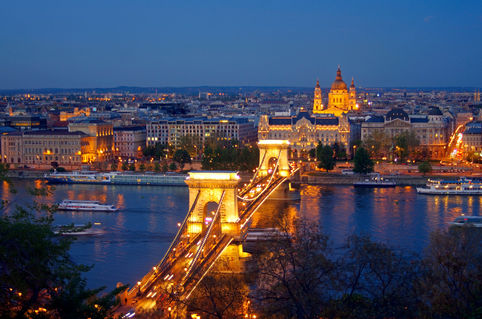 Budapest-chainbridge-skyline