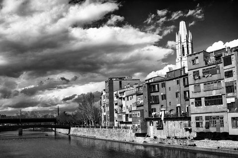 Girona-river-b-and-w