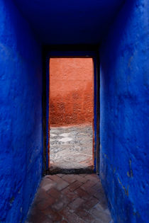 A Monasterio Santa Catalina doorway. by Tom Hanslien