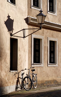 Fahrrad und Schatten an Wand von STEFARO .