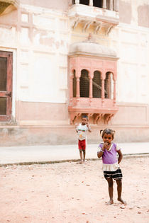 Begging kids in Amritsar, India. von Tom Hanslien