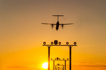 Flugzeug landet im Sonnenuntergang - Airplane landing during sunset by kunertus