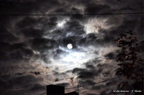 Der Mond scheint durch die Wolkendecke by shark24