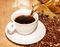 hot coffee from arabic copper turks and  scattered coffee grains von Serhii Zhukovskyi