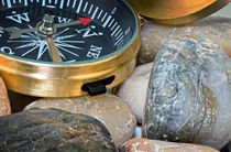 Navigation compass on stone pebbles von Serhii Zhukovskyi