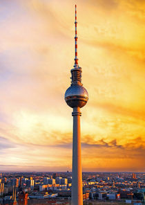 Berlin Fernsehturm by topas images