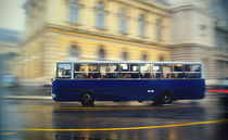 City bus in motion. von marunga