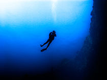 Diver in Lost Blue Hole, Nassau, Bahamas von Shane Pinder