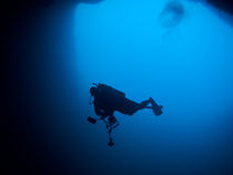 Photographer descending into Lost Blue Hole, Nassau, Bahamas von Shane Pinder