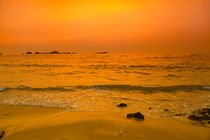 Der Indische Ozean im Abendlicht des Sonnenuntergangs by Gina Koch