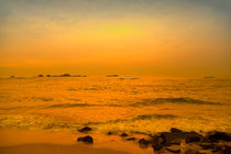 Der Indische Ozean im Abendlicht des Sonnenuntergangs von Gina Koch
