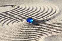 Sand und blaue Glasperle (06) von Karina Baumgart