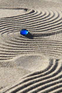 Sand und blaue Glasperle von Karina Baumgart