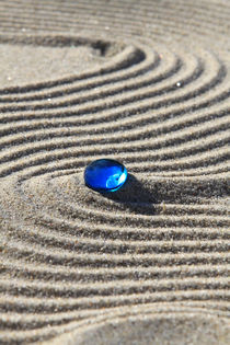 Sand und blaue Glasperle (04) von Karina Baumgart