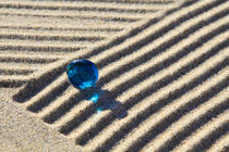 Sand und blaue Glasperle (05) von Karina Baumgart
