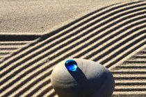 Sand und blaue Glasperle (07) von Karina Baumgart