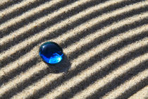 Sand und blaue Glasperle (03) von Karina Baumgart