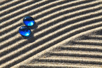 Sand und blaue Glasperle (02) von Karina Baumgart