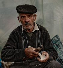 Portrait of en elderly woodcarver from Transylvania von Zsolt Repasy
