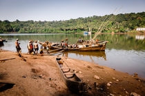 Offloading sand from a barge in Goa. von Tom Hanslien