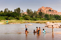 Kids bathing in the river, Hampi. von Tom Hanslien