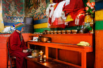 A Monk at Yiga Choling Gompa in Ghum. von Tom Hanslien