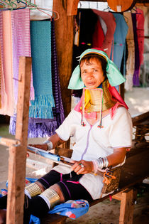 Weaving woman. von Tom Hanslien