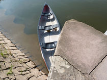 Kleines Boot an der Hafenmauer by Eva-Maria Di Bella
