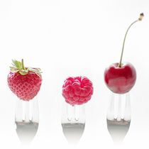 Drei Früchte auf drei Gabeln von Tanja Riedel