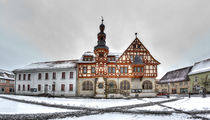 Marktplatz mit historischen Rathaus von Harzgerode im Winter von Daniel Kühne