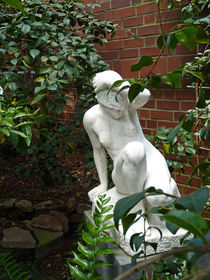 Sterbende Amazone - Skulptur im Botanischen Garten Köln by Eva-Maria Di Bella