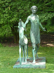 Skulptur Mädchen mit Reh - Sculpture Girl with a roe deer 	 von Eva-Maria Di Bella