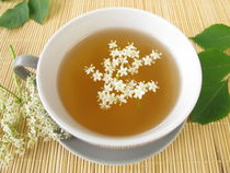 Weißer Tee mit Holunderblüten by Heike Rau