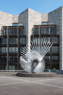 Skulptur vor Mainzer Rathaus by Erhard Hess