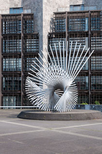 Skulptur vor Mainzer Rathaus by Erhard Hess