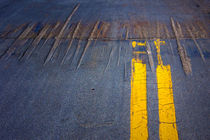 Double Yellow Lines on a Road in San Diego California von Randall Nyhof