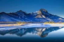 Jasper Mountain Range in Winter von Randall Nyhof