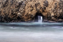 Pfeiffer Beach Keyhole Rock Fog von Chris Frost