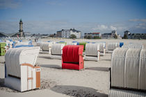 Der rote Strandkorb am Strand von Warnemünde von Michael Zieschang