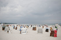 Der Rote Strandkorb am Strand Warnemünde by Michael Zieschang