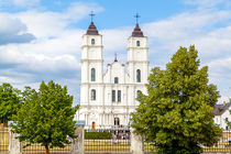 Weiße Kirche in Lettland von Gina Koch