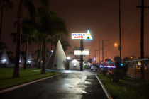 Wigwam Motel at night. by morten larsen