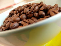 Kaffeebohnen in Schüssel von lucylaube