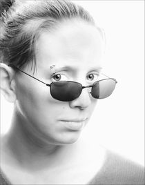 Girl With Sunglasses von Ken Howard