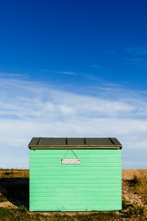 Beach hut at Greatstone Beach. by Tom Hanslien