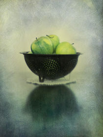 green apples in an enamel colander by Priska  Wettstein