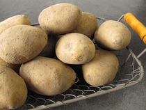 Kartoffeln vom Feld mit Erdresten by Heike Rau