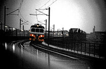 City train on a rainy morning von Leopold Brix