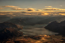 Sunset over a Mountain Lake  von JACINTO TEE