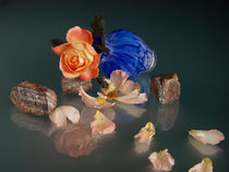 Liegende blaue Vase mit Rosen und Steinen  von Wolfgang Wittpahl